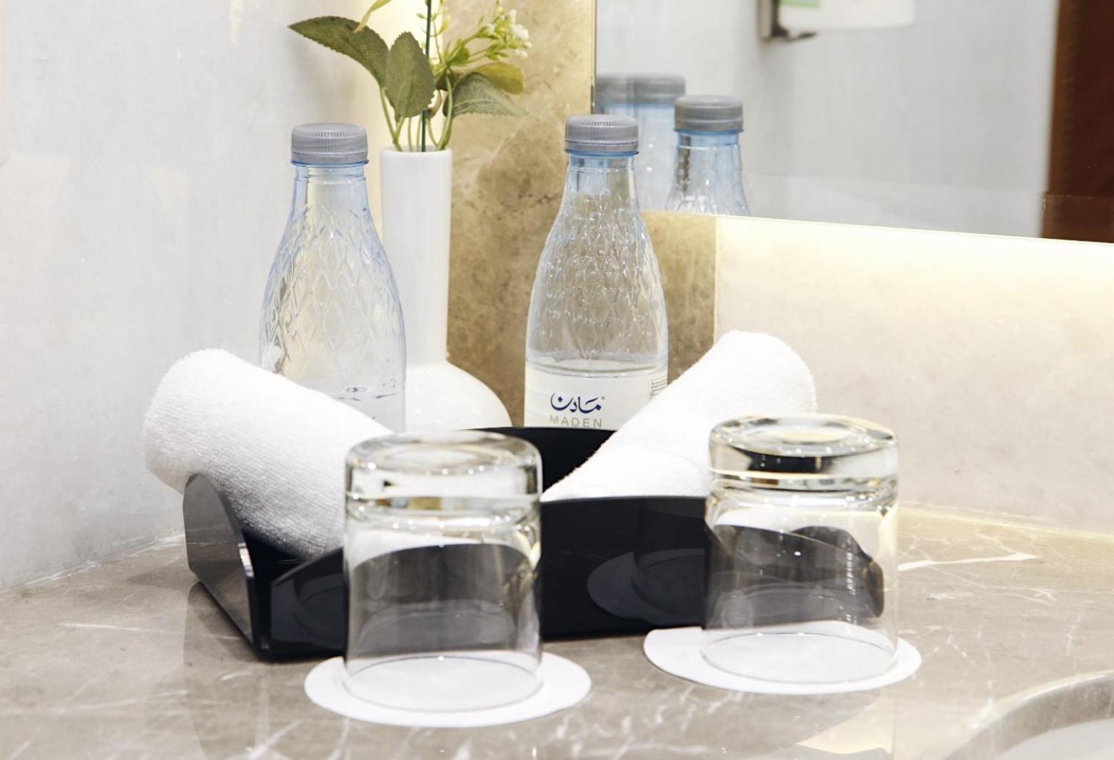 Hotel Maden Alrawda Medina Exterior foto Bottled water in a hotel room