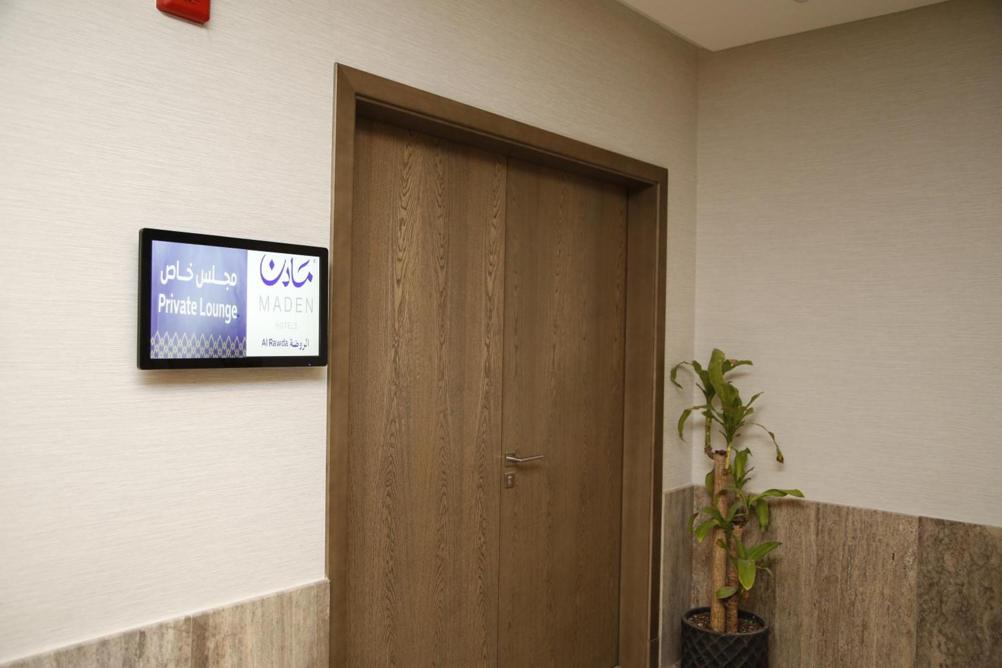 Hotel Maden Alrawda Medina Exterior foto A digital signage screen in a hospital