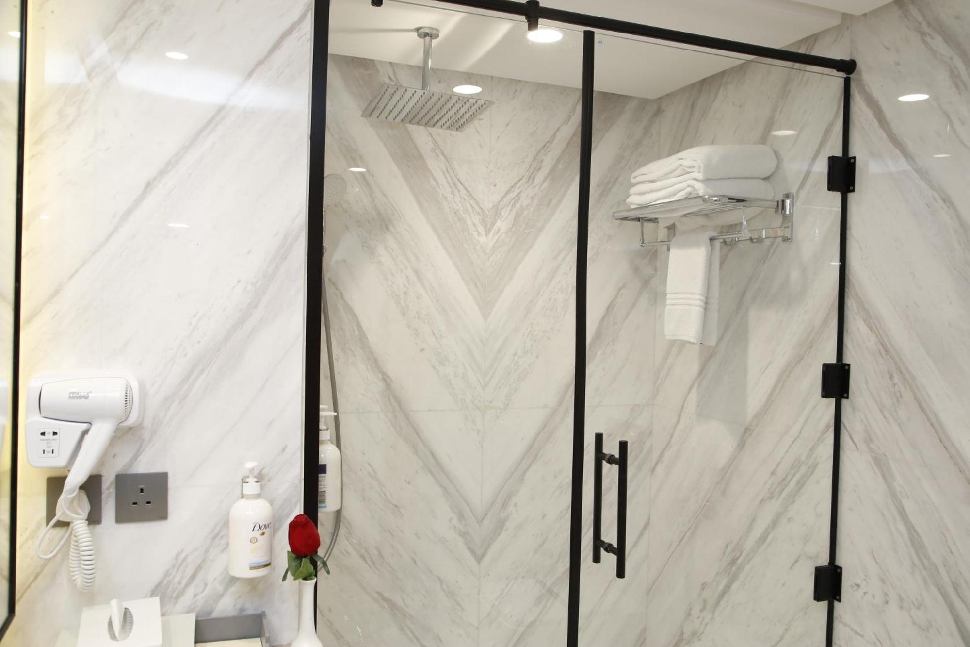 Hotel Maden Alrawda Medina Exterior foto A shower door