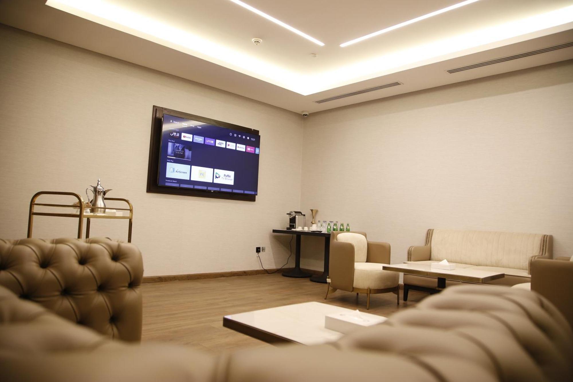 Hotel Maden Alrawda Medina Exterior foto The lounge at the airport