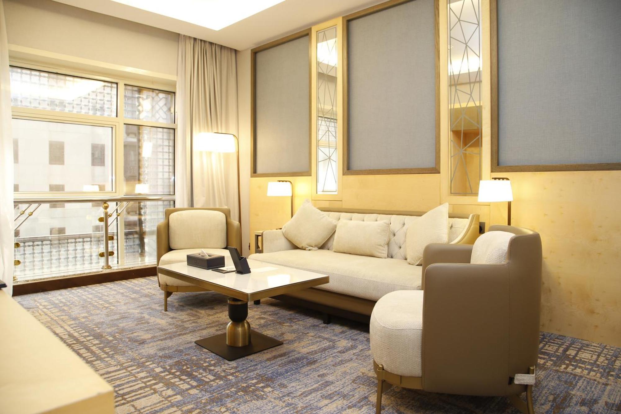 Hotel Maden Alrawda Medina Exterior foto A living room in a suite at the Ritz-Carlton, DIFC